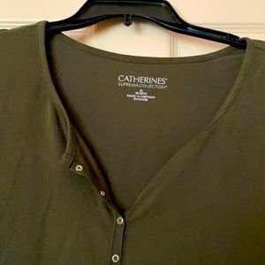 3/4 length sleeve T-shirt with decorative snaps.